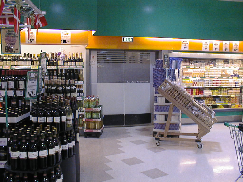Dagligvarebutik Meny, hvor en dobbelt svingdør med sparkeplader skaber fleksibel passage til lager